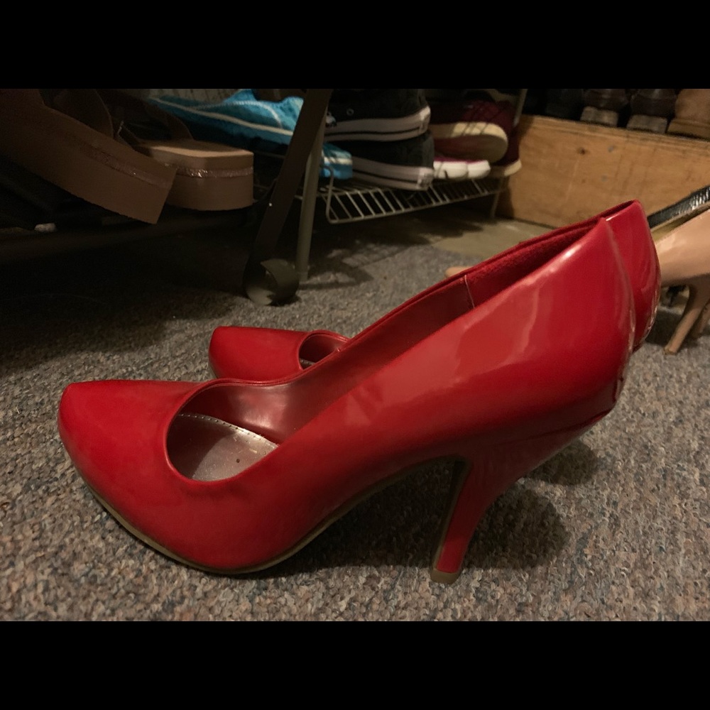 Kenneth Cole red pumps